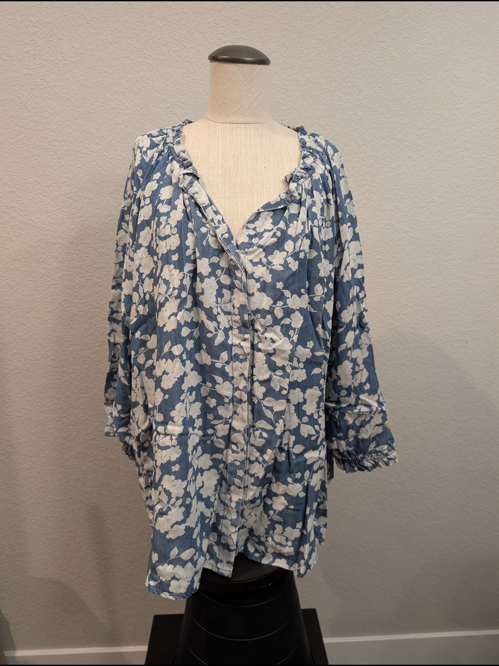 NWT intro. Sz 2X Women's Blue and White Floral Button-Front Tunic